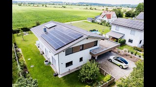 Referenzvideo Photovoltaikanlage mit Batteriespeichersystem im Eigenheim  ÖKOHAUS [upl. by Sina20]