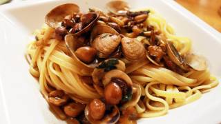 Primo piatto natalizio linguine con vongole noci nocciole e pinoli [upl. by Rett234]