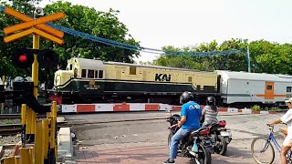 PALANG PINTU PERLINTASAN KERETA API JL LAYUR SEMARANG  KA AMBARAWA EKSPRES LOKOMOTIF VINTAGE [upl. by Yanehc]