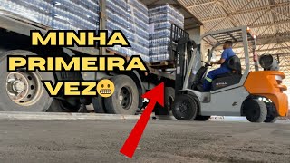 Empilhadeira a gás descarregando carreta Sider garrafas de água [upl. by Luhem]