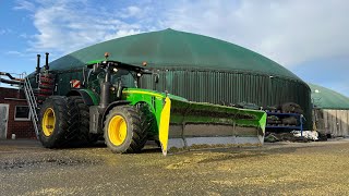 John Deere 8400R auf dem Silo Biogasanlage [upl. by Nnire]