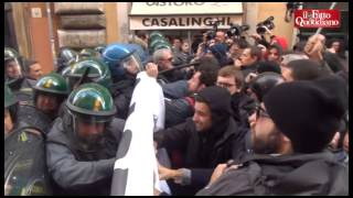 Roma corteo contro Jobs act scontri in centro tra manifestanti e polizia [upl. by Thessa]