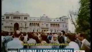 ¡CHILE NO FUE TRAIDOR Plaza de Mayo 2 abril 1982 Argentinos cantando en contra de Chile [upl. by Anwat187]