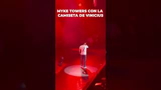 MYKE TOWERS en su concierto con la camiseta del REAL MADRID de VINICIUS [upl. by Arrio]