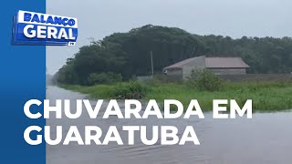 Em Guaratuba 20 famílias foram resgatadas e 14 pessoas foram levadas para abrigos [upl. by Simmie366]