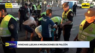 Hinchas de Racing llenan Migraciones de Falcón incautan bebidas y elementos punzantes [upl. by Aninnaig]