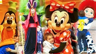 VLOG  CHASSE AUX PERSONNAGES DISNEY [upl. by Czarra]