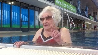 100jährige Lucie Schlicht ist 100 und schwimmt seit 98 Jahren [upl. by Missi577]