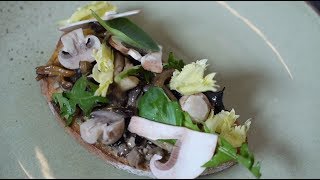 Un chef dans ma cuisine  Lentrée avec Geoffrey Poësson  Tartine de champignons cuits et crus [upl. by Ahseirej]