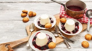 Panna cotta met bosvruchten en cantuccini [upl. by Celinda856]