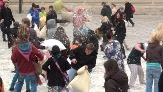 💦 Polsterschlacht Flashmob in Wien  pillow fight in Vienna [upl. by Giselle30]