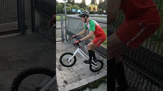 Vittorio Brumotti mette alla prova il campione Italiano di Bike Trial freestyle streettrial [upl. by Lajes]