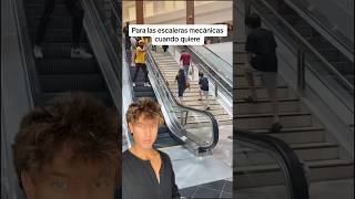 Para las escaleras mecánicas usando sus pies cc theblondejo [upl. by Amahs]