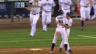 Ichiro drops a walkoff single into center [upl. by Raymonds921]