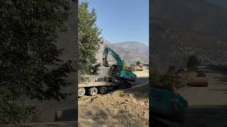 omg excavator unloading shorts ytshorts construction heavymachinery kobelco viralshorts [upl. by Munford]