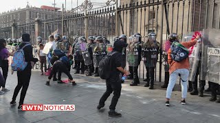 Violenta marcha feminista deja destrucción a su paso y daños en la Catedral de México [upl. by Ethelstan]