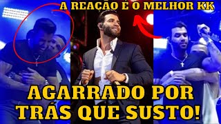 Gusttavo Lima toma SUSTO com FÃ invadindo o PALCO e REAÇÃO do cantor SURPREENDE [upl. by Hammerskjold327]