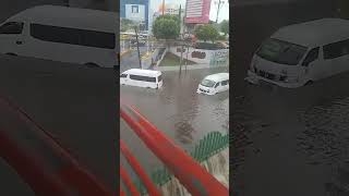 Mujer es arrastrada por fuerte corriente de agua de lluvia en Coacalco Short [upl. by Idola266]