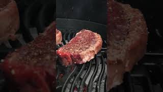 Vos steaks sur le nouveau barbecue charbon de bois Kettle PRO 57cm PRO22KLEG3 de Napoleon® [upl. by Agata525]