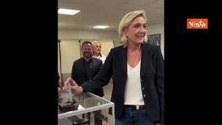 Elezioni legislative in Francia il momento del voto di Marine Le Pen [upl. by Enelym]