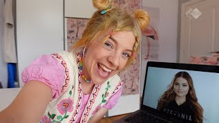 Nep Stefania in Vlogmania Seizoen 3 Aflevering 2 op zondag 3 november 2024 om 1810 uur op NPO Zapp [upl. by Yanal]