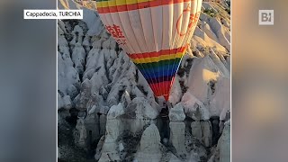 Turchia mongolfiera contro parete rocciosa in Cappadocia [upl. by Brianne]