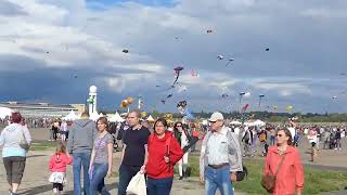 Drachenfest auf dem Tempelhofer Feld Berlin  to fly a Kite [upl. by Domenic]