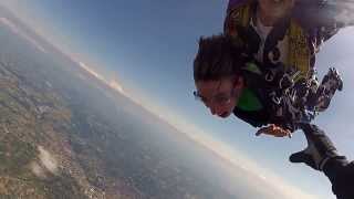 15 PARACHUTISME et HANDICAP Saut de Julie par Olivier le 04août2013 [upl. by Luca81]