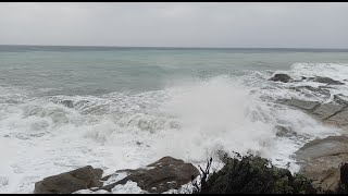 Mareggiata a Bordighera le onde raggiungono la passeggiata e gli stabilimenti balneari [upl. by Aicel396]