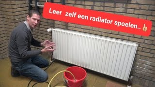 Hoe spoel je het vieze zwarte water uit een radiator via de aftapper [upl. by Leiria732]