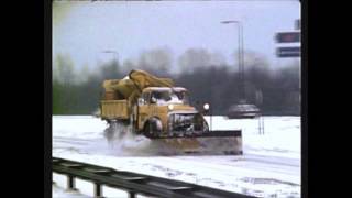 Sneeuwschuiven op de snelweg in de jaren 80 [upl. by Tronna]