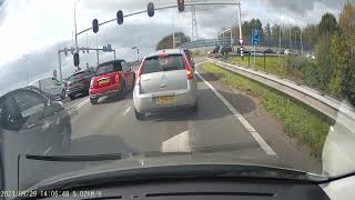 dashcam Nederland utrecht  van rijstrook veranderen in de bocht meneer zit gewoon fout utrecht [upl. by Riesman]