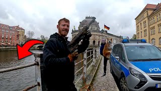 On Pêche à laimant au Centre de Berlin  Cest Incroyable [upl. by Enelyar719]