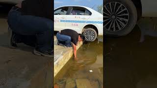 How to get the car out if the back wheels fall into the pothole tutorial skills [upl. by Jeremias]