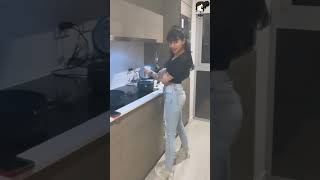 Cazzu Muestra Como Baila Al Ritmo De Jhay Cortez Mientras Cocina cazzu [upl. by Ahsinat]