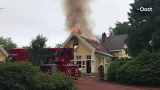 Grote brand in Oldenzaal vlammen slaan uit woning [upl. by Grayce245]