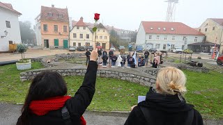 Tiha misa umjetnice Arijane LekićFridrih ispred molitelja u Karlovcu [upl. by Beacham926]