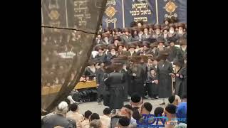 Skver Rebbe Dances With his Brother In Law Satmar Rebbe R Aharon At The Skver  Kretchnif Wedding [upl. by Ludeman]