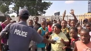 El despido de ocho policías no aplaca la indignación en Sudáfrica [upl. by Alleuqram]