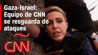 Momento en el que equipo de CNN se refugia por ataque de cohetes en la frontera entre Israel y Gaza [upl. by Sej775]