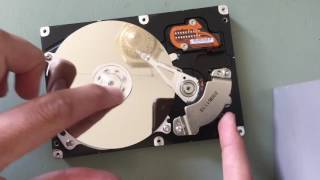 Hard Disk Drive hoe werkt een harde schijf [upl. by Alfonse]