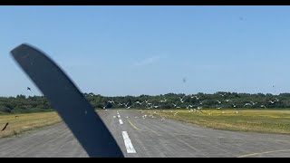 Anflug amp Landung auf der Insel Langeoog mit Vogelschwarm auf der Landebahn [upl. by Chalmers]