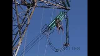 Cambio de espaciador con carro teleférico  500 kV Trabajos con Tensión [upl. by Dedrick]