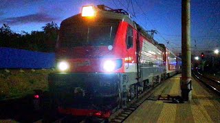 Прибытие Поезда №104 МоскваАдлер С ВАГОНОМ ДЛЯ АВТОМОБИЛЕЙ  Train WITH wagon for car RUSSIA [upl. by Aihsatan]