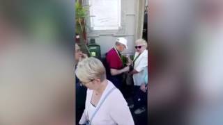 Napoli turisti russi rubano tazzine di caffè al Gambrinus [upl. by Doria864]