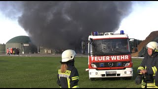 GROßBRAND MIT EXPLOSIONSGEFAHR  MASCHINENHALLE VON BIOGASANLAGE STEHT IN FLAMMEN [upl. by Onailime]