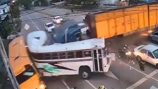 Camiones y Autobuses estrellandose contra los Trenes  Impactantes Colisiones en las vías del tren [upl. by Mateo]