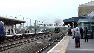 The Cornish Riviera storms through Swindon [upl. by Tench]