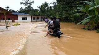 Malaisie inondations monstres au moins cinq morts [upl. by Scotti]