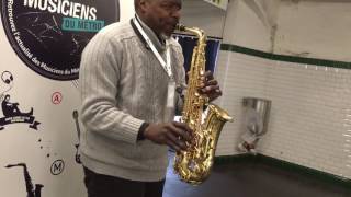 Superbe chanteur jazz saxophoniste dans le métro [upl. by Snapp]